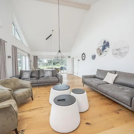 Xxl-holzhaus Mit Sauna & Grossem Garten