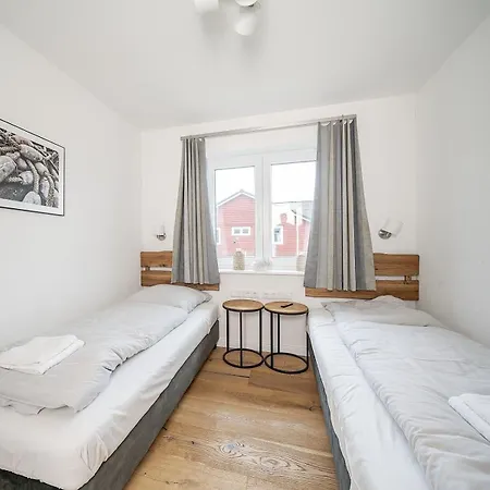 Xxl-holzhaus Mit Sauna & Grossem Garten